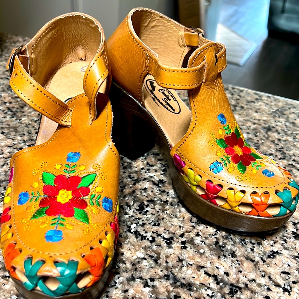 Floral Shoes size 6
